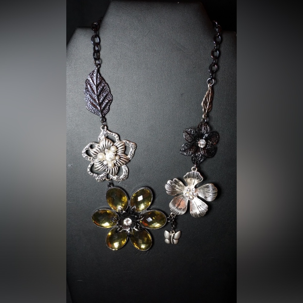 Park Lane discontinued Floral Frost Necklace